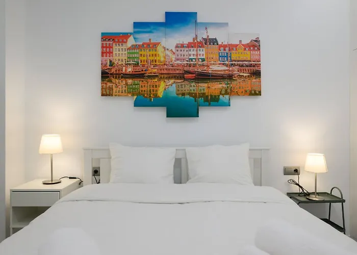 Stylish Near Old Town Апартаменты *